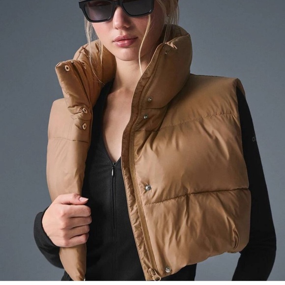 Alo Yoga Extreme Cropped Gold Rush Puffer Vest in Toasted Almond sz Small - Picture 1 of 13
